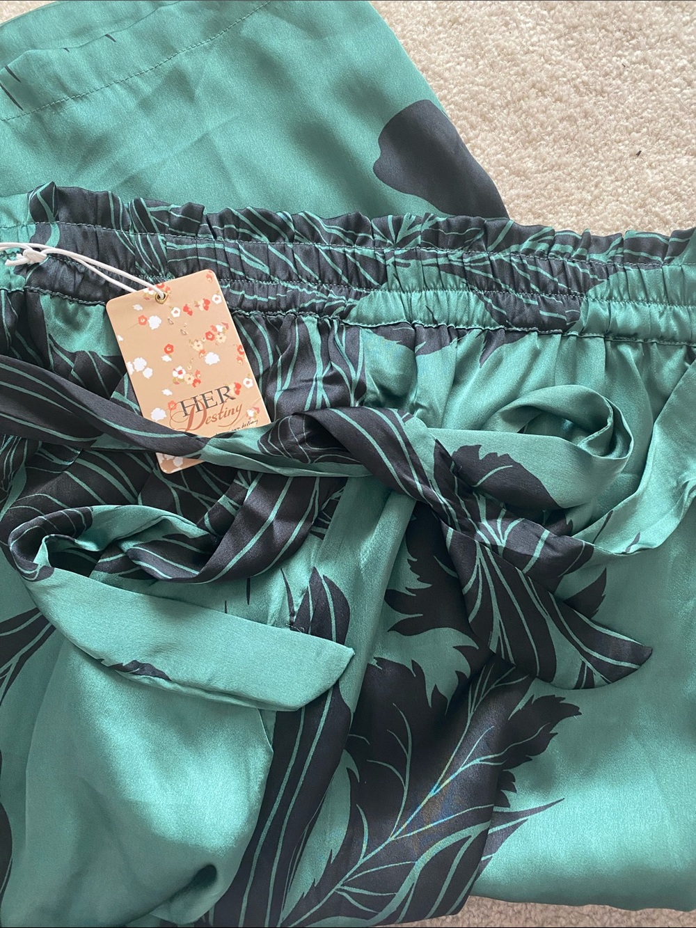 Her Destiny size large NWT satin type pants - Picture 4 of 7